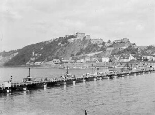 Blick auf die Festung Ehrenbreitstein in Koblenz, im Vordergrund die Pontonbrücke