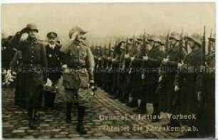 Paul von Lettow-Vorbeck beim Abschreiten einer Ehrenkompanie der Reichswehr
