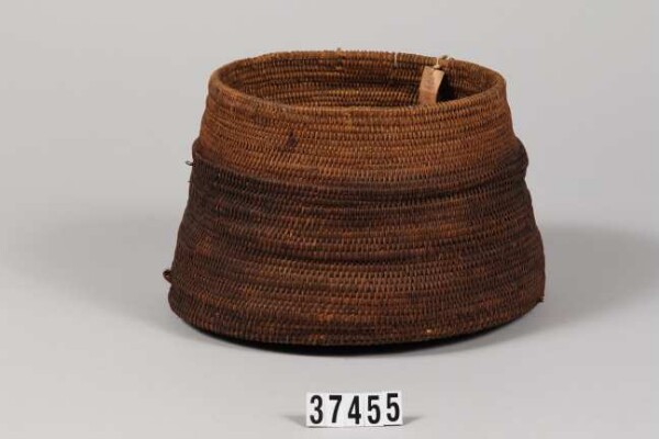 Basket with lid