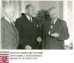 Stock, Christian (1884-1967) / Einladung des hessischen Ministerpräsidenten nach Darmstadt durch den Direktor der Militärregierung Newman / Gruppenaufnahme, v. l. n. r.: Prof. Dr. Ludwig Bergsträsser (1883-1960); James R. Newman (* 1901); Christian Stock