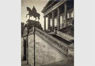 Blick von Osten auf die Nationalgalerie mit der Freitreppe, dem Reiterstandbild von Alexander Calandrelli und der offenen Säulenhalle