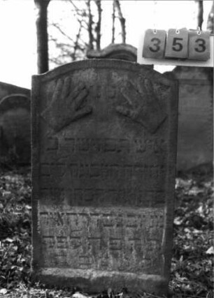Grabstein 353 (Index: 100115771) Material: Sandstein Zustand: verwittert Maße HxBxT: 97x56x13 cm Beschreibung: Stele mit leicht eingezogenem Segmentbogenabschluß, eingetieftes Schriftfeld Symbolik: Cohanim-Hände: Grabstein 353