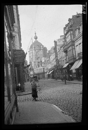 Douai (Dep. Nord, Frankreich): Straßenzug, im Hintergrund der runde Turm der [Stiftskirche Saint-Pierre]