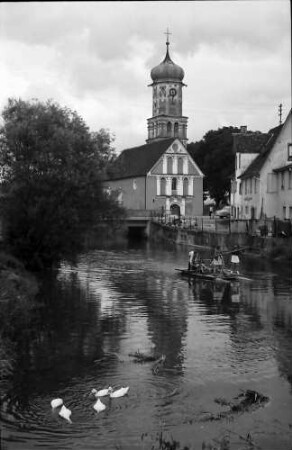Meßkirch: Altkatholische Liebfrauenkirche mit See im Vordergrund