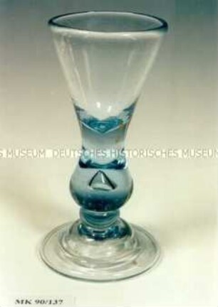 Pokal aus blauem Glas