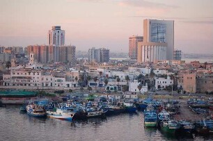 Tripolis - Hafen und Stadt : Fischereihafen und modernes Bürozentrum von Tripolis, Libyen, aufgenommen 2006