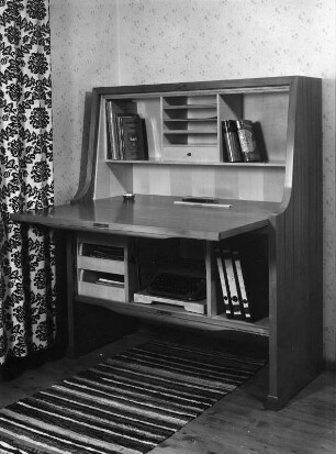 Schreibsekretär : Möbelaufnahmen. Schreibsekretär. Holz, wohl furniert (um 1960). Ansicht mit heruntergeklappter Schreibplatte und geöffnetem Unterteil