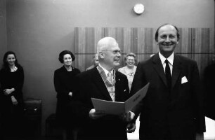 Freiburg: Hotel Stadt Freiburg; Bundesverdienstkreuz für Prof. Max Müller, München überreicht durch Ministerpräsident Filbinger