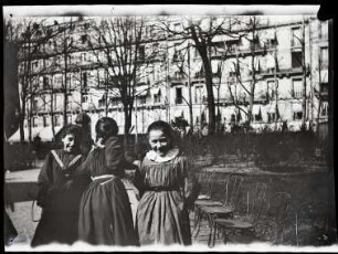 Paris. Jardin de l'Av. du Bois (heute Av. Foch). Drei Mädchen
