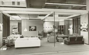 Ausstellungskoje mit Wohnzimmermöbeln des VEB Vereinigte Polstermöbelindustrie Oelsa-Rabenau