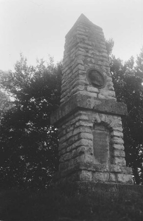 Geologen Denkmal : Das Denkmal des Geologen Friedrich August Quenstedt (1809-1889) auf dem Roßberg