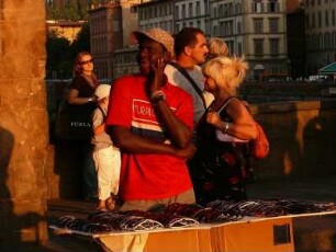 Schwarzafrikaner verkauft auf der Ponte Vecchio nach Ladenschluß der Geschäfte gefälschte Markensonnenbrillen