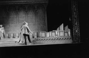 Szenenbilder aus der Oper "Tannhäuser und der Sängerkrieg auf Wartburg" von Richard Wagner an der Städtischen Oper Berlin : Intendant Heinz Tietjen (rechts) probt mit Martha Musial als Elisabeth