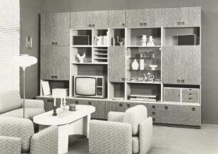 Anbauwand "Quadra" : Wohnzimmermöbel. Anbauwand "Quadra" (1977; VEB Möbelkombinat "neuzera" Rathenow) und Sitzgruppe