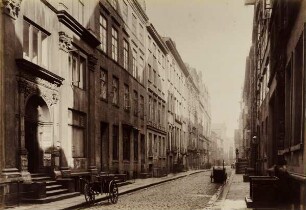"Neuer Wandrahm vom Kleinen Jungfernstieg aus gesehen" aus der Mappe "Hamburg 1884. Ansichten aus dem niederzulegenden Stadttheil"