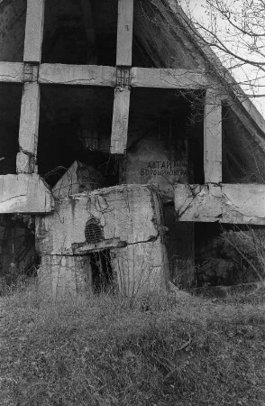 In Wünsdorf-Waldstadt : In Wünsdorf-Waldstadt, als Fachwerkhaus getarnter Bunker; Ehemal. Sitz des Oberkommandos der sowj. Streitkräfte in der DDR