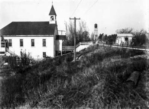 Am Deich des Sacramento Fluss : Blick auf eine Kirche, die an einem Deich gelegen ist