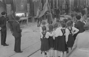 Reportage: VEB Stahl- und Walzwerk Brandenburg : Pioniere während der Besichtigung der Hochöfen