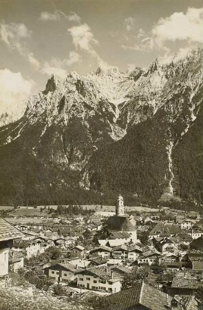 Mittenwald und Karwendelgebirge : Blick auf dem Mittenwald (vom Cavarienberg) und das Karwendelgebirge