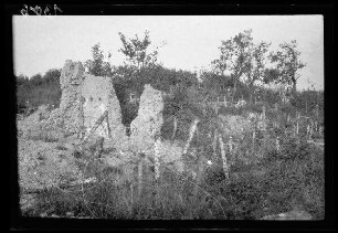 Gernicourt (?) (Dep. Marne, Frankreich): "Friedhof [mit Steinkreuzen von Soldatengräbern (?)] und Drahtverhau", im Vordergrund Mauerrest einer Gebäuderuine