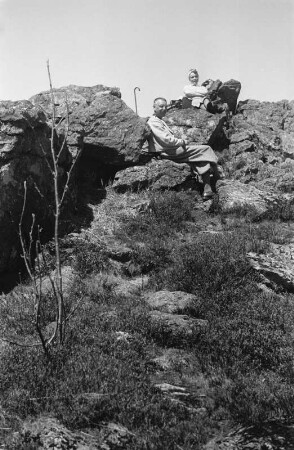 Klippen am Zwercheck : Zwei Personen am Zwercheck (Svaroh) auf Felsen sitzend