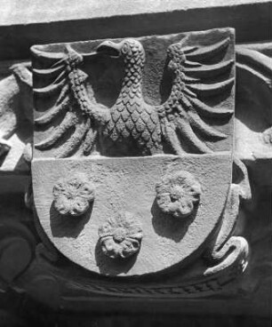 Stadtwappen von Wertheim : Autotour mit Familie Groß. Stadtwappen von Wertheim. Stein (1560). Wertheim (Main-Tauber-Kreis), Rathaus, Treppenturm