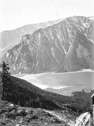 Talblick : Blick in ein Tal mit See