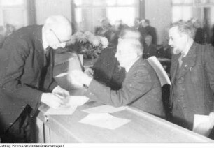 Dresden, Königsbrücker Straße 84, Soldatenheim (1946-1952 Sitz des Landtages, heute Goethe-Institut). Sächsischer Landtag, Abgeordneter Wilhelm Koenen (rechts), November 1950