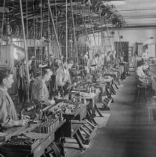 Dreherei für Einzelteile : Technikgeschichte | Technologie | Optische Industrie | Fernrohre | Emil Busch AG Rathenow