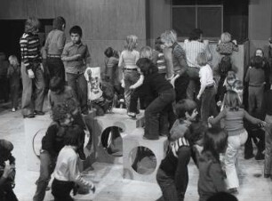 Kannst Du zaubern, Opa?: Während der Pause, Kinder (Zuschauer) stürmen die Spielfläche