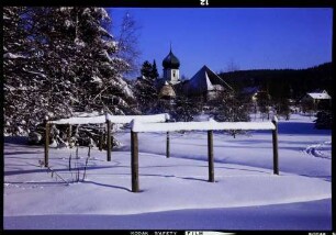 Hinterzarten: Pfarrkirche hinter verschneiter Wiese