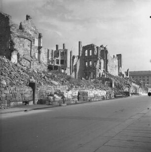Dresden nach der Bombardierung vom 13./14. Februar 1945. Straßenbild mit Ruinen