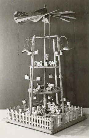 Weihnachtspyramide mit Rüböllämpchen und Glockenspiel