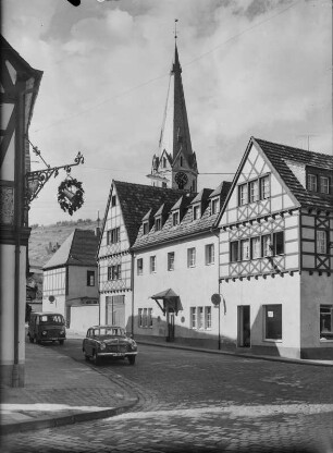 Deutschland. Ahrweiler im Ahrtal. Johannes-Müller-Straße, Blick zur St. Laurentius-Kirche, links Hotel "Deutscher Hof"