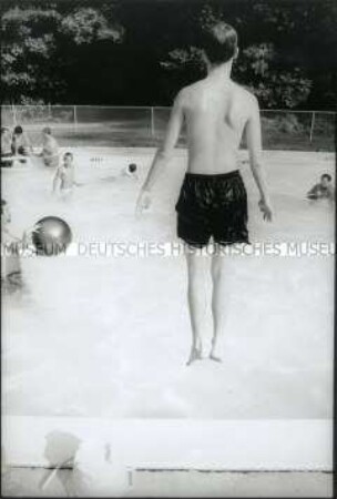 Jugendlicher aus einem "Special Needs-Camp" in Amerika springt in einen Swimming-pool (Altersgruppe 18-21)