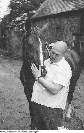 Dresden, Pillnitz, Alte Schäferei. Schauspieler Rolf Hoppe beim Reittraining, 1966