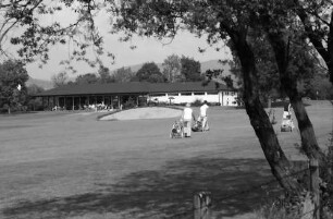 Kirchzarten: Golfplatz, Clubhaus, Vordergrund Golfspieler