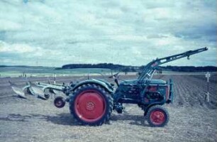 Fotografie: Standardtraktor, Frontlader, Winkeldrehpflug