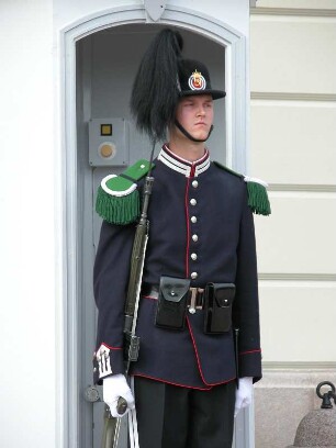 Oslo - Wache am Königsschloß : Wache am königlichen Schloß. Aufgenommen in Oslo im September 2004