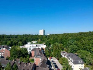 Reinbek: Krankenhaus St. Adolf-Stift, im Hintergrund Sachsenwaldhochhaus