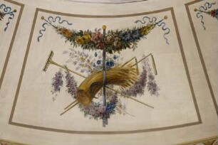 Spätklassizistische Deckenmalerei — Embleme des Gartenbaus — Getreidebündel und Erntegerät