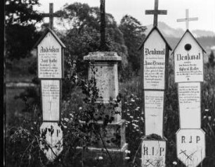 Friedhof mit Grabkreuzen