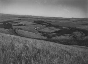 Ebene Landschaft : Blick über eine offene, weitestgehend ebene Landschaft im südafrikanischen Tafelland
