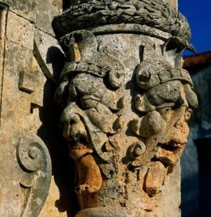 Moni Gdernettu (Moni Guverneto), Akrotiri (Kreta) : Akrotiri (Kreta). Moni Gdernettu (Moni Guverneto), manieristische Fratzen an den Säulenbasen der Fassade der Klosterkirche