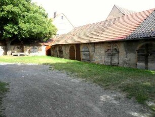 Kirchhof im Norden nach Westen mit Gaden (Baubestand im Kern 15-16 Jh) - im 19 Jh Gadenobergeschosse abgetragen und Pultdächer durch Satteldächer ersetzt