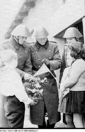 Pioniere als Gratulanten in einem Truppenteil der NVA (Anlass wohl Tag der NVA, 1. März 1961) : Dresden. Pioniere als Gratulanten in einem Truppenteil der NVA (Anlass wohl Tag der NVA, 1. März 1961)