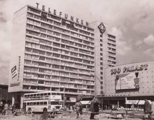Berlin. Neubauten am Bahnhof Zoologischer Garten. Bürohaus und Kino Zoo Palast