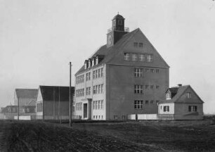 Schulgebäude : Volksschule (1913-1914; K. Frick). Turnhalle und Schulgebäude