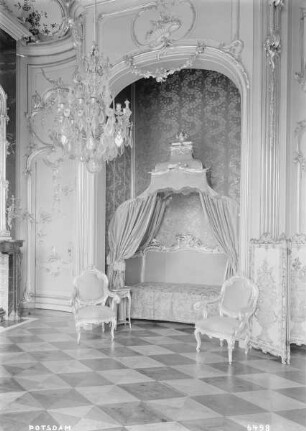 Schlafzimmer (Raum 8)