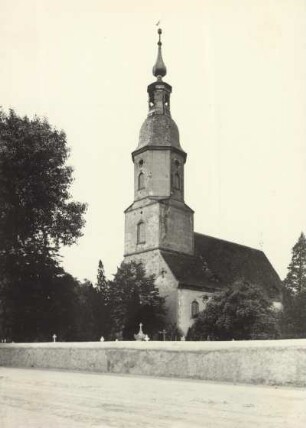 Evangelische Urbanuskirche, Begräbniskirche. Ansicht von Südwesten über die Dresdner Straße